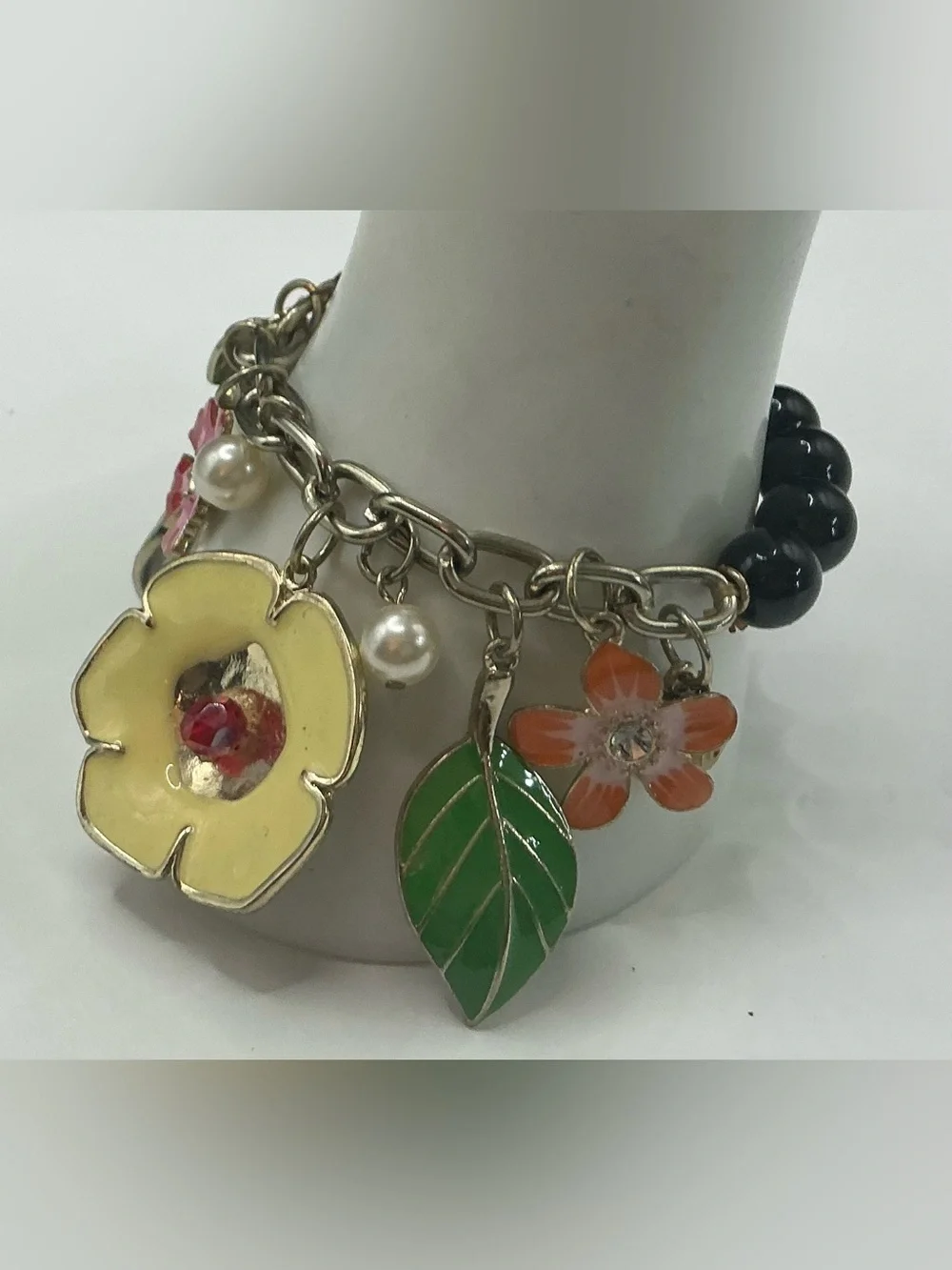 BETSEY JOHNSON GOLD TONE FAUX PEARL CHARM BLACK STRETCH BRACELET FLOWERS LEAVES
